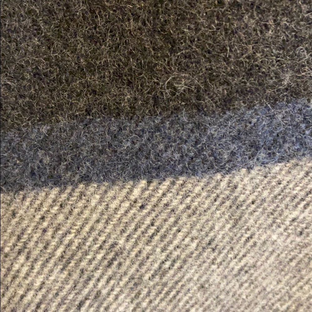 Gorgeous lambswool, cashmere throw. NWOT - Picture 3 of 5